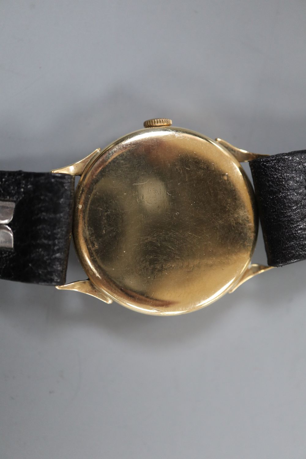 A gentlemans 1950s 9ct gold Majex manual wind wrist watch, on leather strap.